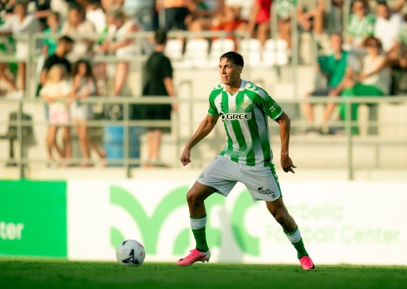 Facundo Bernal, en Betis, debutante en la temporada 2026/27, en una de las grandes ligas de Europa. (www.mundobetis. com)