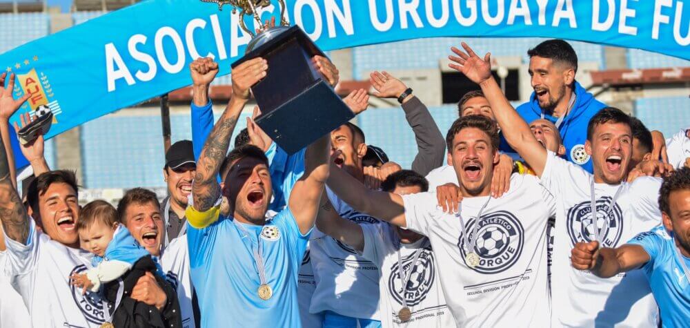 El festejo de Torque, cuando fue campeón en 1ª "B" en 2019 (foto: https://montevideocitytorque.com)