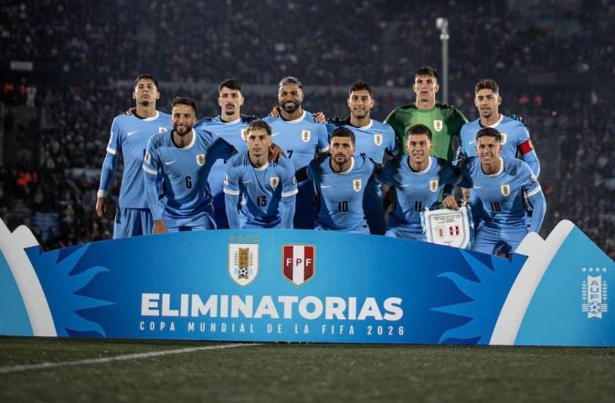 El equipo de Uruguay que venció a Perú 3-0 en Montevideo y clasificó a la Copa del Mundo 2026. (foto: www.auf.org.uy)